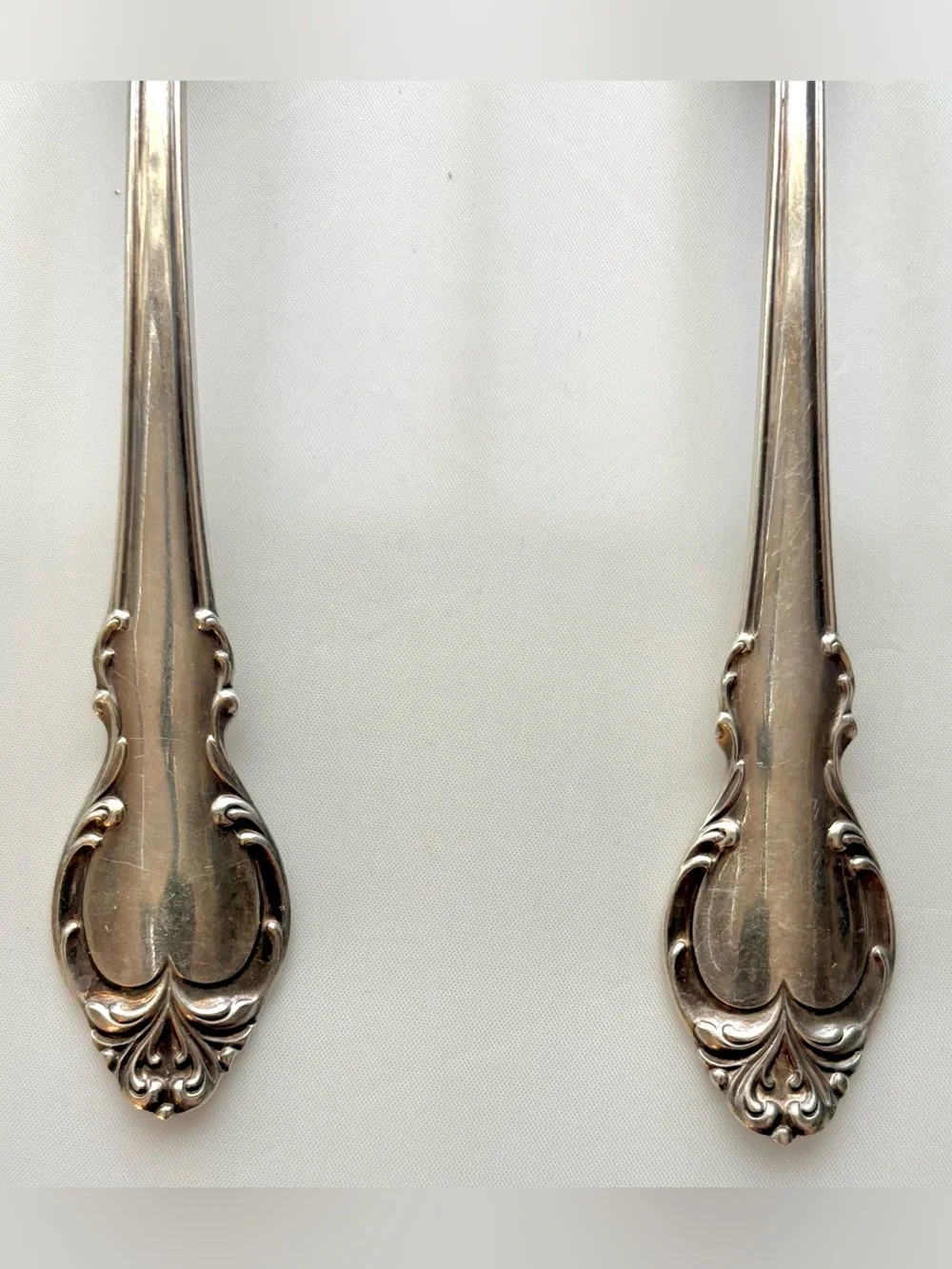 2 Vintage Holmes & Edwards IS Deep Silver Inlaid Serving Spoon 9” 8.5” Scalloped